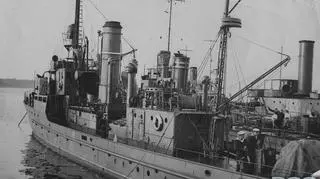 Trałowiec ORP "Jaskółka" w porcie w Gdyni między 1921 a 1931r