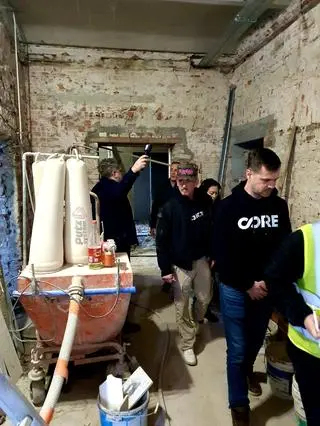 Fundacja Seana Penna CORE pomaga remontować hotel w Przemyślu, w którym zamieszkają uchodźcy z Ukrainy