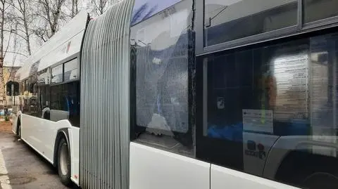 Policja wyjaśnia, czy do miejskiego autobusu strzelono z wiatrówki