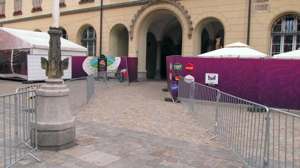 Strefa kibica podzielona. Od wtorkowego poranka mieszkańcy centrum Wrocławia bez większych przeszkód mogą znaleźć drogę do Sukiennic. Dodatkowe przejścia będą jednak dostępne tylko wtedy, gdy strefa jest nieczynna.
