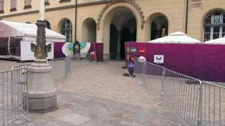 Strefa kibica podzielona. Od wtorkowego poranka mieszkańcy centrum Wrocławia bez większych przeszkód mogą znaleźć drogę do Sukiennic. Dodatkowe przejścia będą jednak dostępne tylko wtedy, gdy strefa jest nieczynna.
