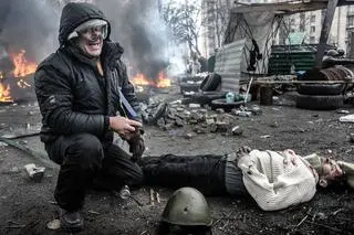 2014: Kijów. "Czarny czwartek" – na zdjęciu jedna z ofiar – mężczyzna wbiegł nieuzbrojony na czoło barykady.