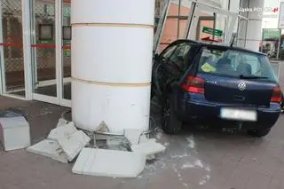 Ćwiczyła jazdę przed egzaminem, wjechała w drzwi centrum handlowego