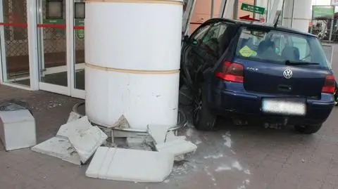 Ćwiczyła jazdę przed egzaminem, wjechała w drzwi centrum handlowego