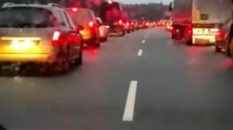 Na drodze doszło do kolizji, inni kierowcy zachowali się "wzorowo". Policja: wielkie słowa uznania