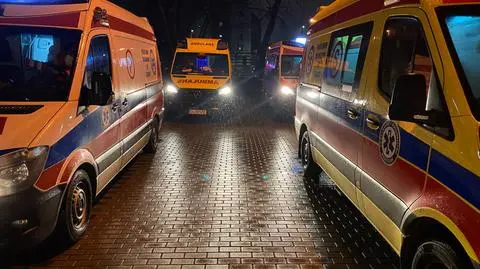 Sznur karetek przed Szpitalnym Oddziałem Ratunkowym w Lubinie