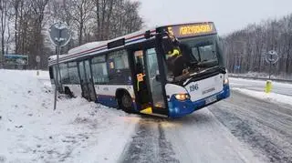 Autobus miejski zjechał do rowu
