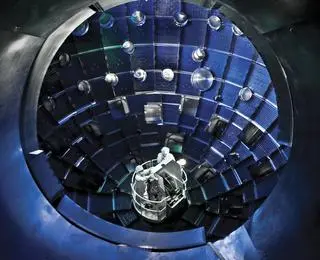 Komora, w której testowana jest fuzja jądrowa w National Ignition Facility