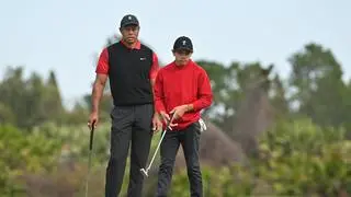 Tiger Woods wraz z synem Charlie Woodsem.