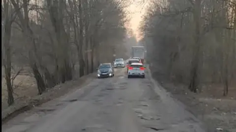 Była dziura na dziurze i prędkość 20 km/h. Po naszej interwencji drogowcy załatali fragment wylotówki