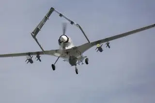 Dron Bayraktar TB2. Widok z tyłu na napęd