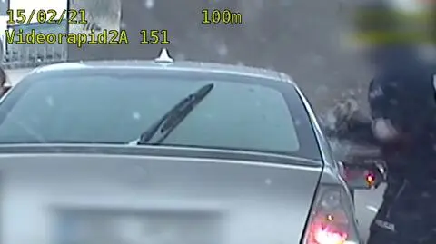 Uciekał przez kilkadziesiąt kilometrów, w końcu stanął na autostradzie i zamknął się w samochodzie