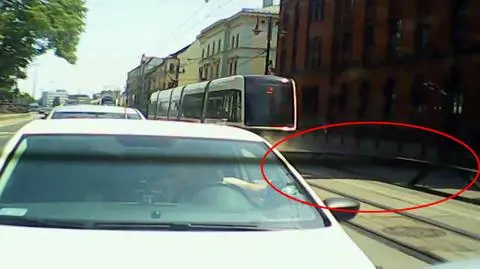 Tramwaj przejechał tuż za nim wygięła się szyna. Nagranie