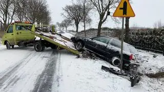 Auto wpadło do rowu