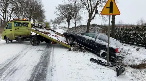 Białe drogi na Dolnym Śląsku, ślisko. Jeden z kierowców wpadł do rowu