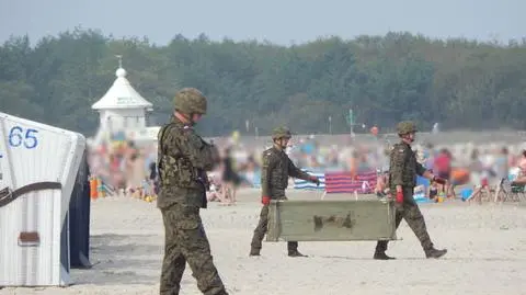 Działania służb na plaży w Ustce