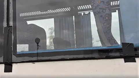 Szyby autobusu szkolnego były przyklejone taśmą