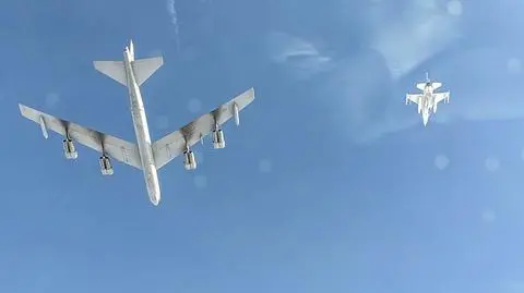 B-52 eskortowane przez polskie F-16