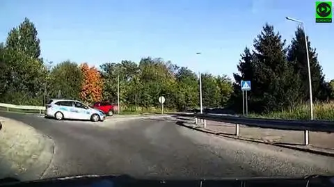 Radiowozem pod prąd na rondzie. Policja analizuje i zapowiada kary dla funkcjonariuszy