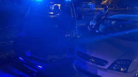 Był pijany i wiózł pasażerów. Uciekając przed policją, uderzył w radiowóz