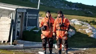 Naukowcy z całym ekwipunkiem fotografują Spitsbergen w wolnym czasie