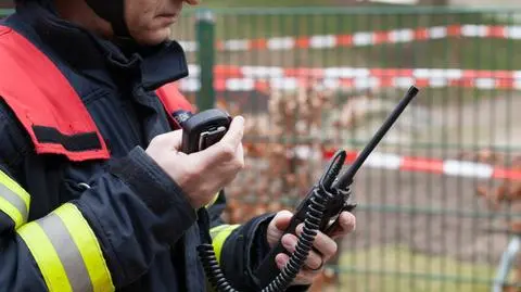 Strażacy zwykle gaszą pożary - teraz wożą pacjentów, pracują w szpitalach i podają leki