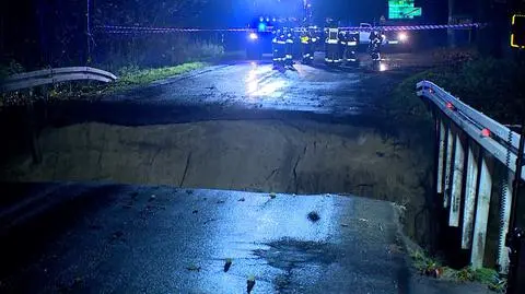 Przerwana tama. Woda wypłukała ośmiometrową wyrwę w drodze