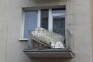 Kawałek płyty balkonowej wypadł z jednego z balkonów w Łomży