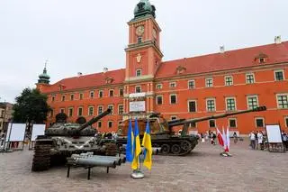 Zniszczony rosyjski sprzęt wojskowy na wystawie na pl. Zamkowym w Warszawie