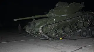 Czołgi dotarły do muzeum w nocy