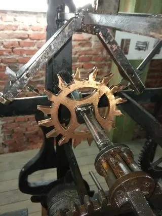 Mechanizm ma w około dziewięćdziesięciu procentach oryginalne elementy