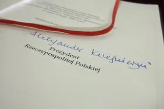 Konstytucja podpisana przez Aleksandra Kwaśniewskiego złożona w Bibliotece Narodowej