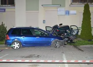 To samo auto uderzyło pół godziny wcześniej w ogrodzenie