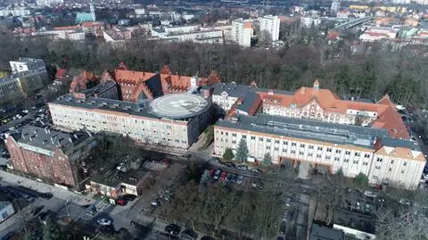 Zatrzymany mężczyzna obwinia policjanta o pobicie w szpitalu. Prokuratura bada sprawę