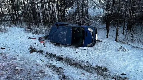 Bus wypadł z drogi i dachował. Kierowca był pijany
