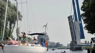 Łodzie solarne na trasie napotykają na rozmaite przeszkody