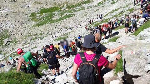 Kolejka turystów na szlaku na Rysy. "Tam jest wąsko. Zrobił się korek"