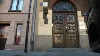 Rysunki pojawiły się przed siedzibą PiS