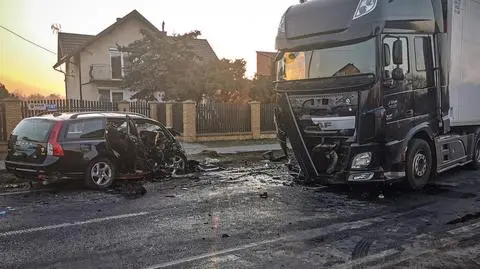 W miejscowości Mokra Prawa auto osobowe zderzyło się z ciężarówką