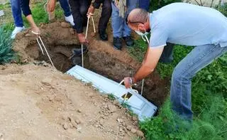 Zdjęcie z pogrzebu Josepha zamieścił w sieci burmistrz Lampedusy