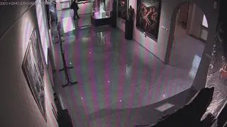 Przykrył figurkę kurtką i wyszedł z muzeum. W domu miał ich więcej