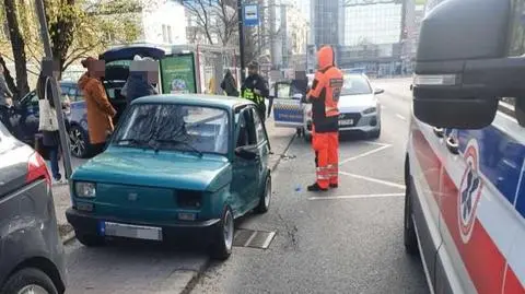 Wypadek na Mokotowie. Kierowca malucha trafił do szpitala 