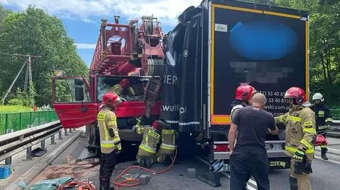 Stare Jabłonki. Czołowe zderzenie dźwigu z ciężarówką na DK16