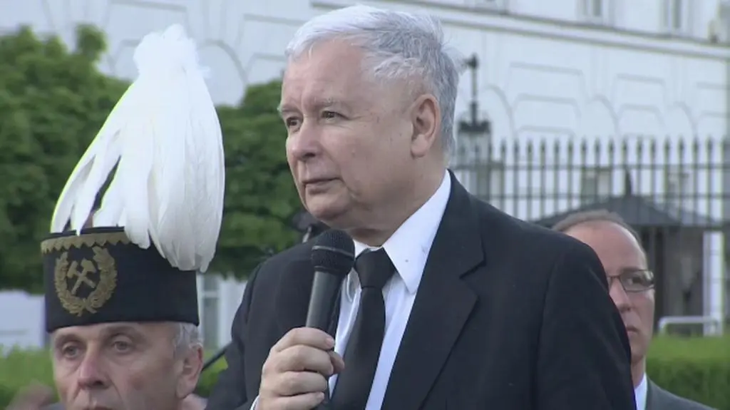 Jarosław Kaczyński przed Pałacem Prezydenckim