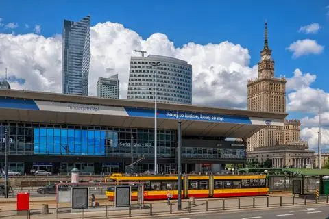 warszawa dworzec centralny shutterstock_1784238482