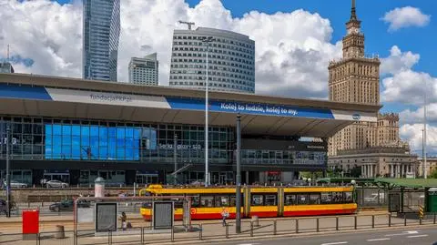 warszawa dworzec centralny shutterstock_1784238482