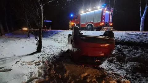 Stracił panowanie nad autem. Dachował na drodze krajowej 94