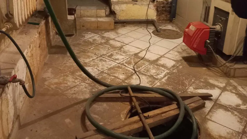 Cyklicznie zalewane pomieszczenie jednej z budowli ochronnych na terenie Ostrowca Świętokrzyskiego