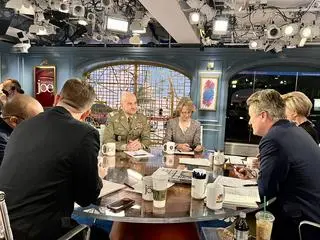 Generał Rajmund Andrzejczak w amerykańskiej telewizji MSNBC, luty 2023 r.