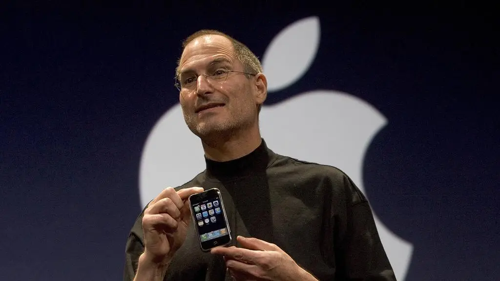 Steve Jobs prezentuje iPhone 1 (rok 2007).